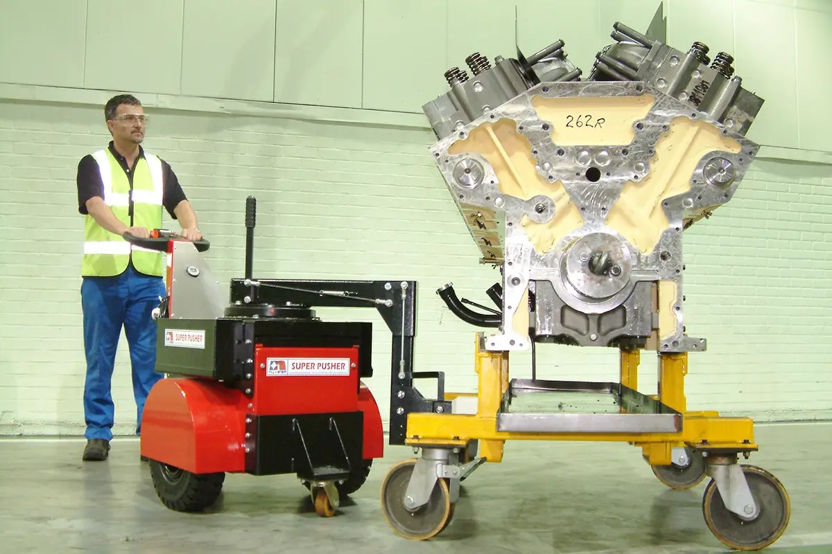 Nu-Star Super Power Pusher manövriert einen 7.000 kg schweren KV16-Dieselmotor