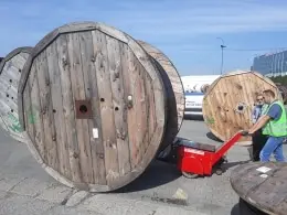 Hohes Drehmoment.Super Power PusherDoppelmotoren überwinden mühelos den Rollwiderstand, um 60T-Kabeltrommeln bei Tele-Fonika Kable zu bewegen