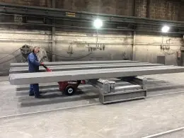 Power Pusher 20 Tonnen Stahlkonstruktionen auf Transferwagen entlang eines Schienensystems bei Haley Engineering zu bewegen, um die Arbeitssicherheit zu verbessern