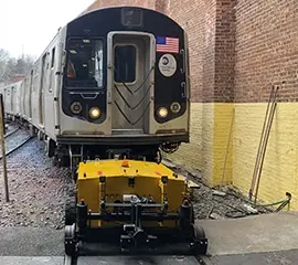 Rangierlok bewegt einen NYC U-Bahn-Waggon