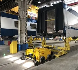 Rangierlok schiebt Schienenfahrzeuge entlang der Produktionslinie bei Alstom