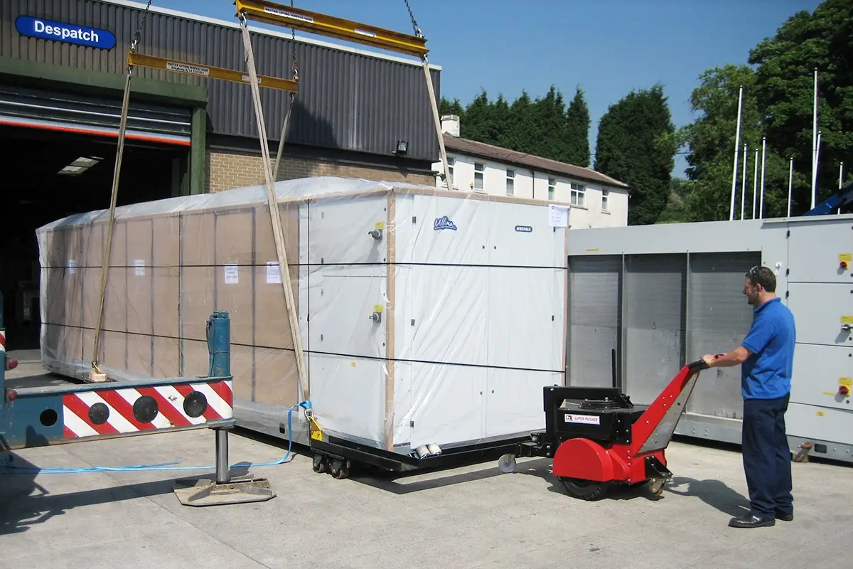 Super Power Pusher hilft, die Produktion bei Airedale Air Conditioning zu kühlen, hier beim Transport einer 7.000 kg schweren Kaltwassersatzanlage