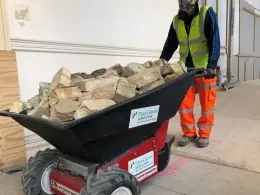 Tilley und Barrett nutzten Elektroschubkarren, um schwere Lasten über große Distanzen zu bewegen und sparten so viele Arbeitsstunden bei einem Londoner Projekt.